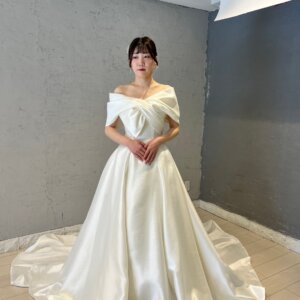 ウェディングドレス・アイボリー レース装飾付き サテン ドレス ウェディングドレス アイボリー キラキラ光る刺繍 光沢サテン
